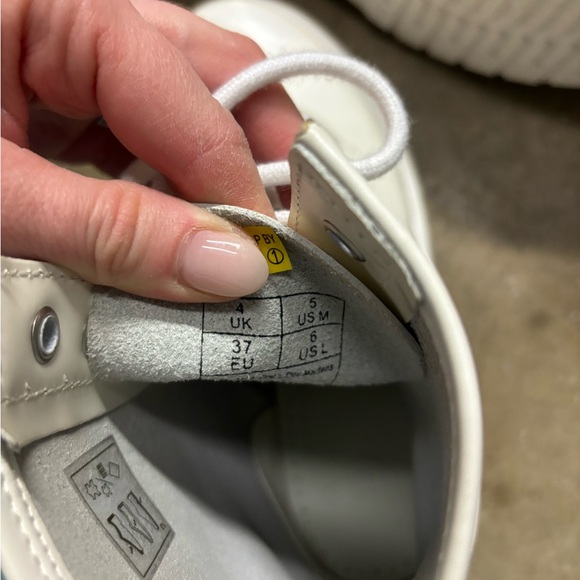 Dr. Martens Mono lace up boots in all white - Picture 5 of 5